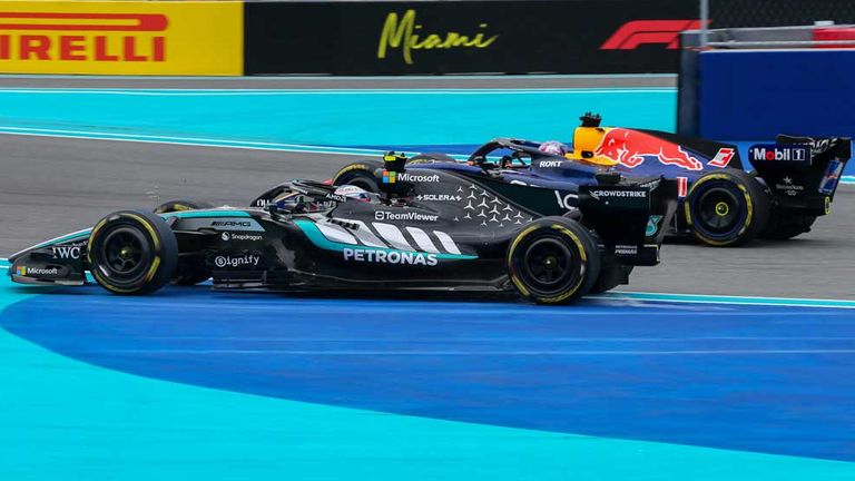 Kimi Antonelli (v.) führt die F1-Fahrerwertung im Mercedes souverän an.  Red-Bull-Pilot Max Verstappen ist Siebter.