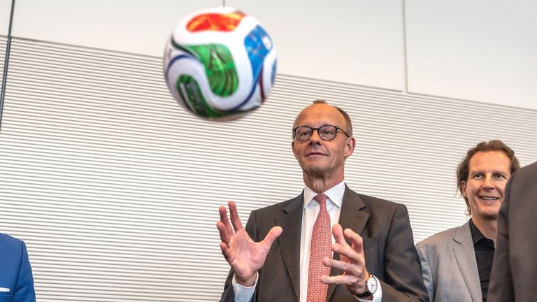 Bundeskanzler Merz erwartet einen deutlichen Sieg zum Auftakt der deutschen Nationalmannschaft.