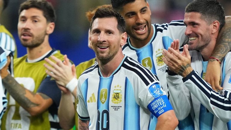Lionel Messi jubelt mit seinen argentinischen Teamkollegen nach dem 2:0-Erfolg gegen Österreich.