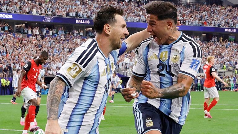 Lionel Messi und Enzo Fernandez feiern das Rekord-Tor des argentinischen Kapitäns gegen Österreich.