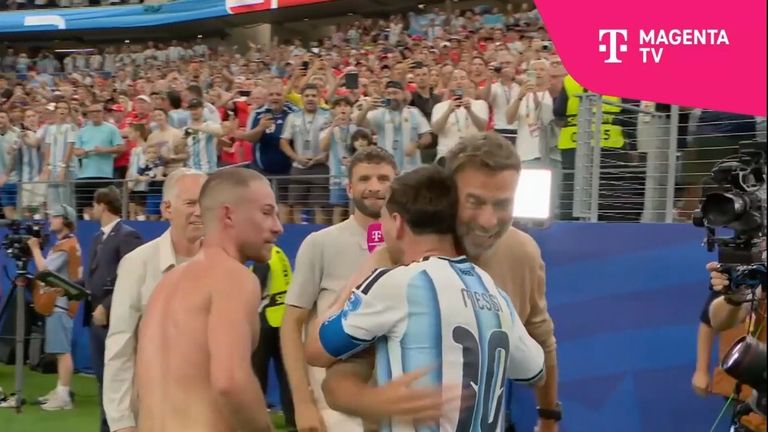 Klopp bekommt besonderes Geschenk von Argentinien-Star Alexis Mac Allister.