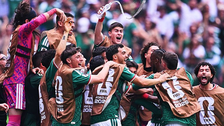 Die mexikanische Mannschaft bejubelt gemeinsam das Tor von Julian Quinones.