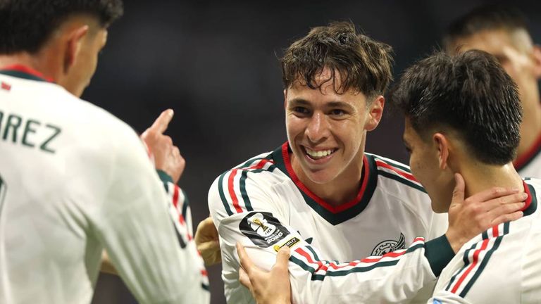 Mateo Chavez (mitte) feiert nach einem Tor gegen Tschechien.