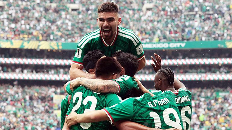 Die mexikanischen Spieler bejubeln das Tor von Raul Jimenez.