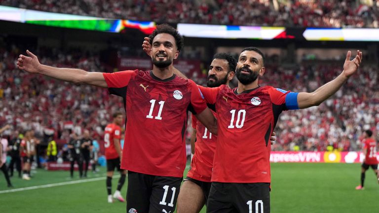 Mohamed Salah (r.) und Ägypten feiern einen historischen WM-Sieg gegen Neuseeland.