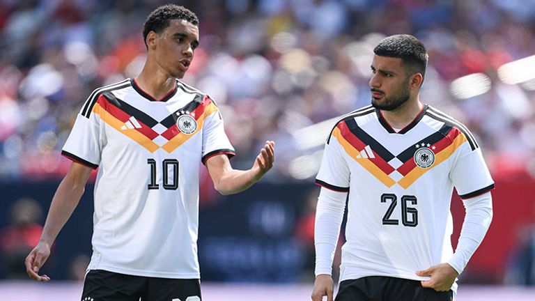 Die DFB-Stars Jamal Musiala (l.) und Deniz Undav im Gespräch.