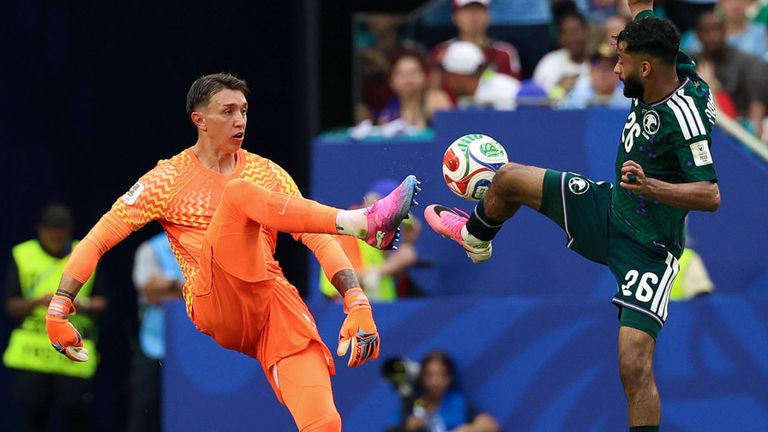 Drei Patzer, drei Gegentore: Uruguay-Urgestein Fernando Muslera (l.) stellt einen WM-Negativrekord auf.