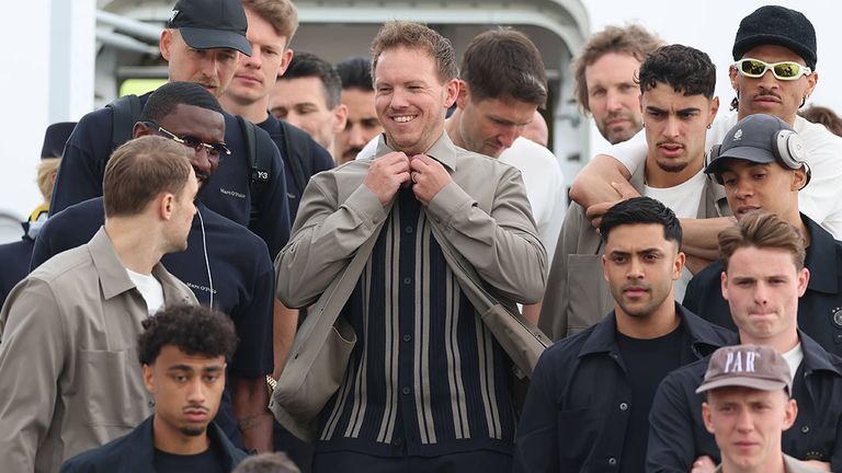 Bundestrainer Julian Nagelsmann (M) mit dem DFB-Team vor dem Abflug in Frankfurt.