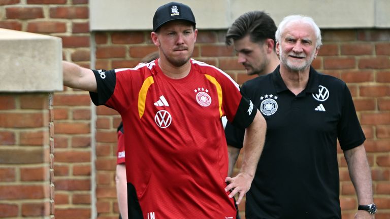 Julian Nagelsmann (l.) und Rudi Völler (r.) beim Training der DFB-Auswahl in Winston-Salem