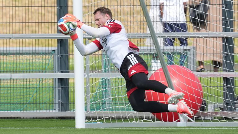 Manuel Neuer absolvierte zurück im DFB-Camp wieder ein klassisches Torwarttraining .
