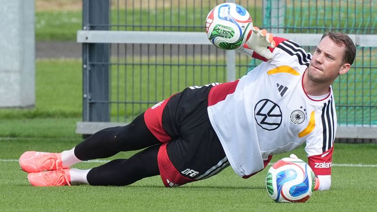 Manuel Neuer (hier noch in Frankfurt) absolvierte bei der ersten DFB-Einheit in Chicago ein individuelles Torwartprogramm.
