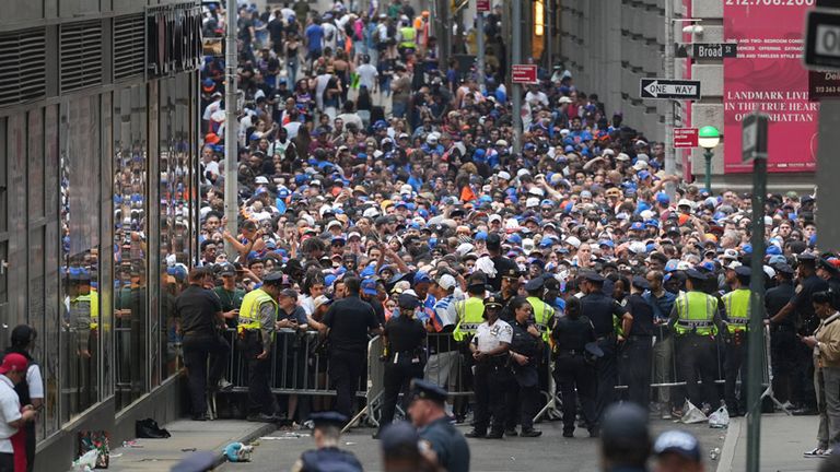 Die Straßen in New York sind wegen der Parade für den NBA-Champion New York Knicks total überfüllt.