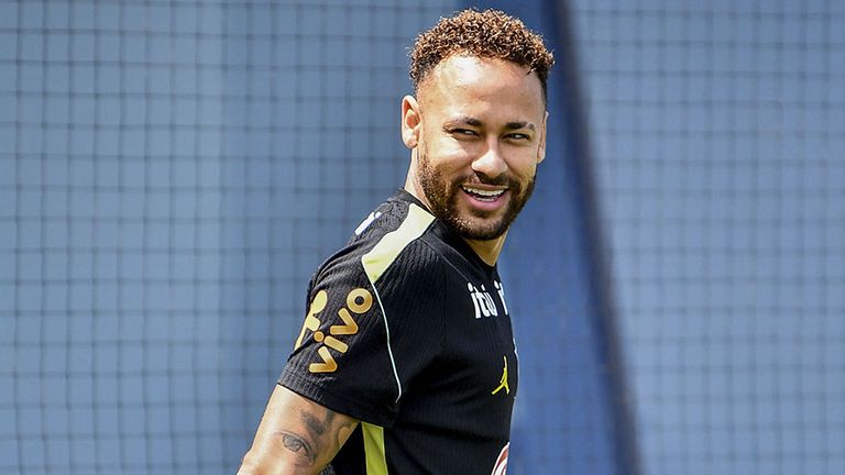 Brasilien-Superstar Neymar hat wieder am Training teilgenommen.