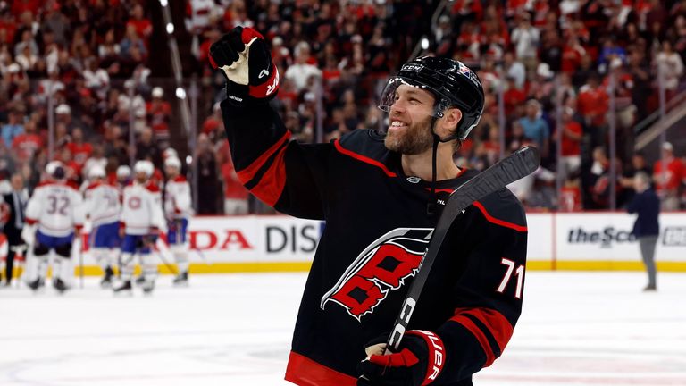 Finalticket gelöst: Taylor Hall feiert mit den Carolina Hurricanes den entscheidenden 6:1-Sieg gegen die Montreal Canadiens und den Einzug i