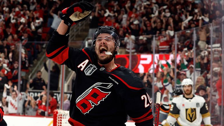 Die Hurricanes gewinnen spiel mit: Mit einem 5:3-Erfolg in Spiel 4 stellen sie in der Serie auf 2:2. In der Nacht auf Freitag folgt Spie
