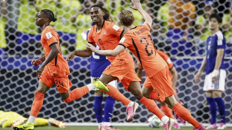 Die Niederlande gewinnt ihr erstes Gruppenspiel gegen Japan.