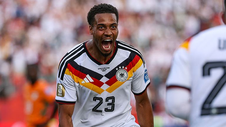 Felix Nmecha jubelt bei der WM mit seinen DFB-Teamkollegen.
