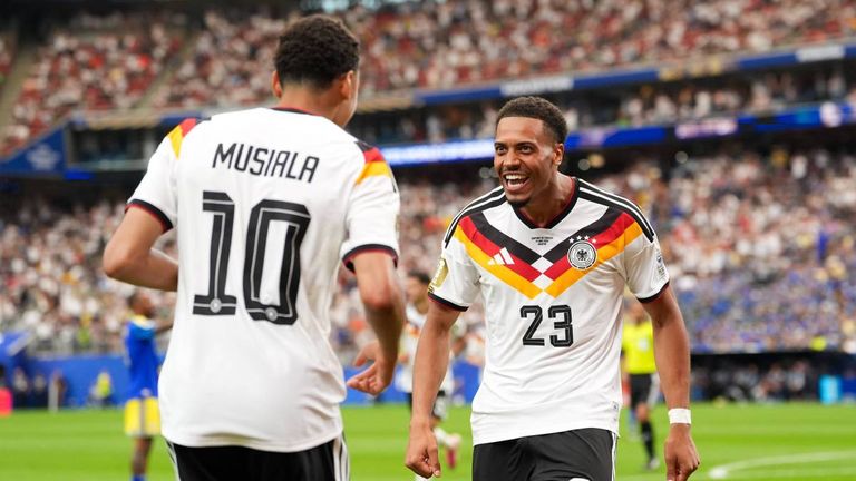 Felix Nmecha (r.) und Jamal Musiala (l.) jubeln nach einem Tor.
