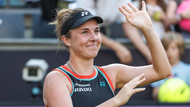 Linda Noskova freut sich in Berlin über den Titelgewinn. 