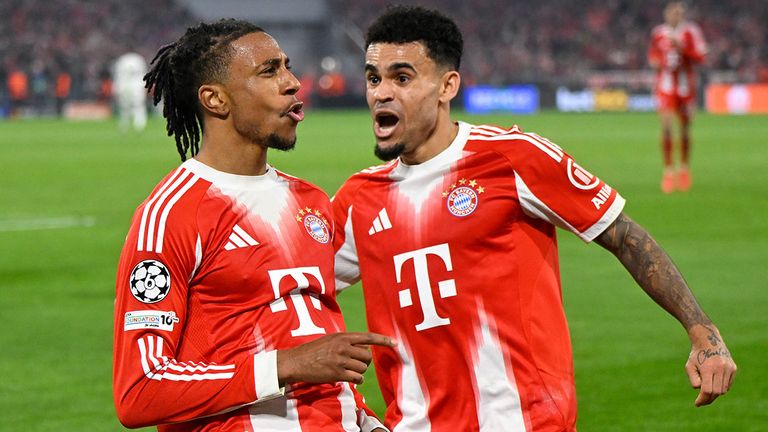 Bayern-Star Michael Olise (l.) jubelt gemeinsam mit Teamkollege Luis Diaz.