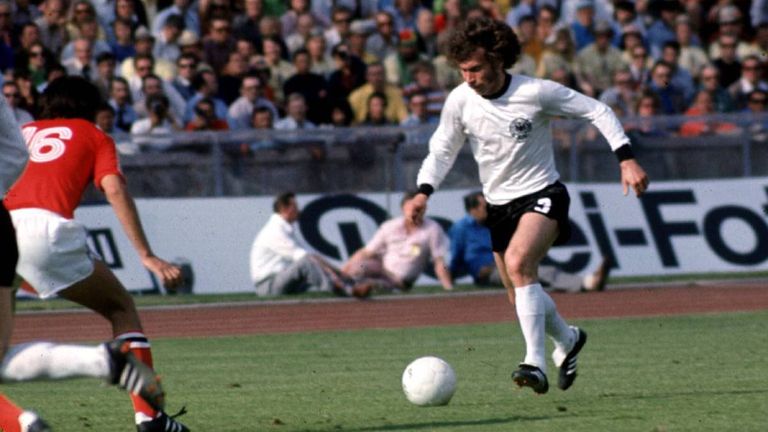 WM 1974: Im ersten Gruppenspiel der Heim-WM empfing Deutschland Chile. Dank eines Weitschusses von Paul Breitner gewann die Nationalmannscha
