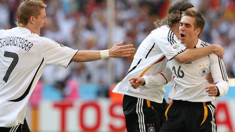 WM 2006: Bei der zweiten Heim-WM gewann Deutschland das Eröffnungsspiel gegen Costa Rica 4:2. Das Eröffnungstor schoss dabei Philipp Lahm in