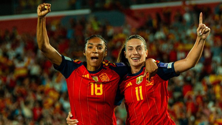 Alexia Putellas (r.) wechselt vom FC Barcelona zu London City Lionesses.