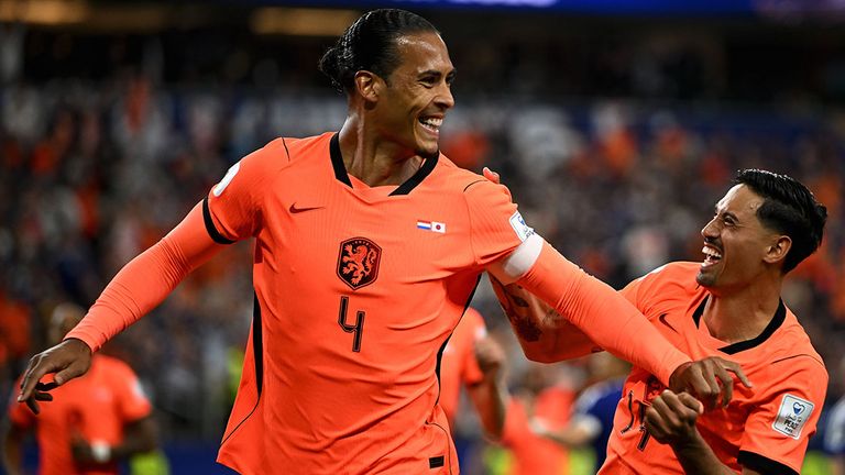 Niederlande-Star Virgil van Dijk (l.) bejubelt hier sein Tor beim Auftaktspiel gegen Japan mit Teamkollege Tijjani Reijnders.