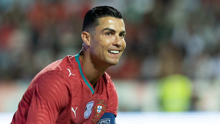Portugal angeführt von Cristiano Ronaldo startet heute Abend gegen DR Kongo in die WM. Ab 19:00 Uhr live auf MagentaTV und im ZDF. 