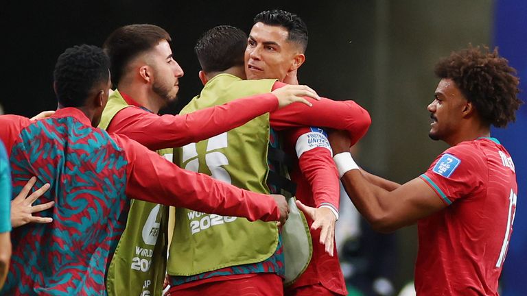 Cristiano Ronaldo trifft gegen Usbekistan zur Führung.