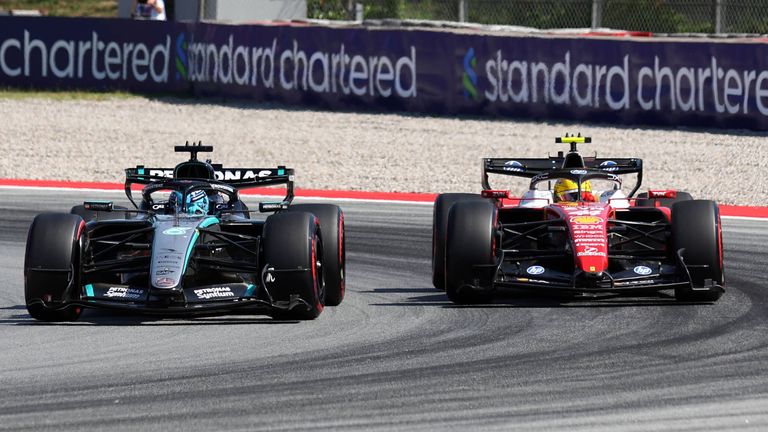 George Russell (l.) und Lewis Hamilton (r.) starten beim GP von Barcelona-Katalonien aus der ersten Reihe. 