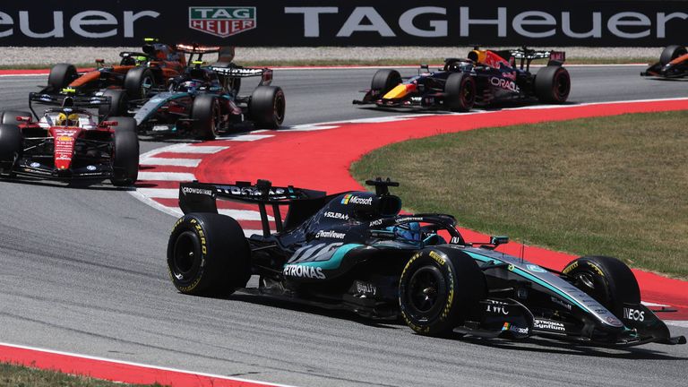 George Russell (r.) führt beim GP von Barcelona vor Lewis Hamilton  (l.). 