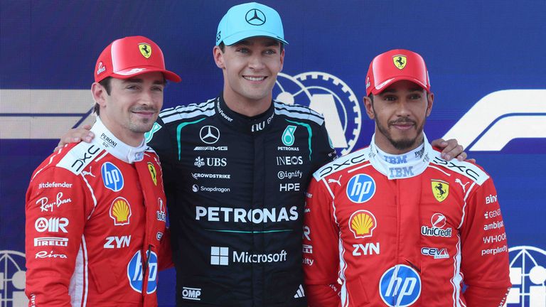 Hat allen Grund zum Strahlen: Polesetter George Russell (M.) mit den Ferrari-Piloten Charles Leclerc (l.) und Lewis Hamilton (r.).