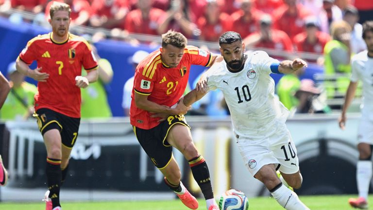 Ägyptens Superstar Mohamed Salah (r.) im Zweikampf mit seinem belgischen Gegenspieler.