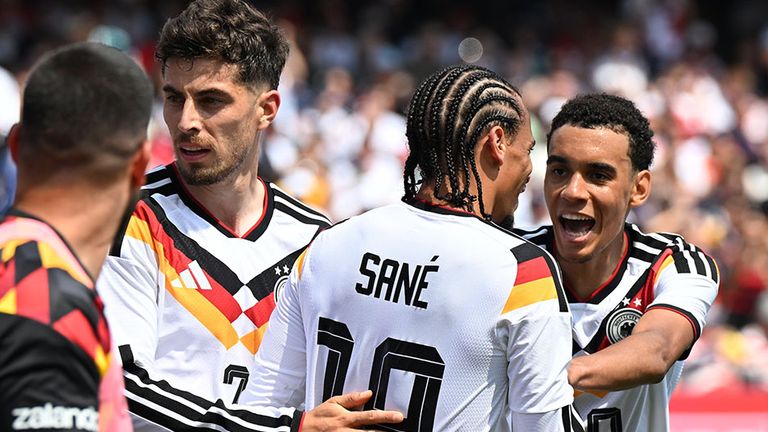 Leroy Sane (M) bejubelt sein Tor mit den DFB-Teamkollegen Kai Havertz (l.) und Jamal Musiala.