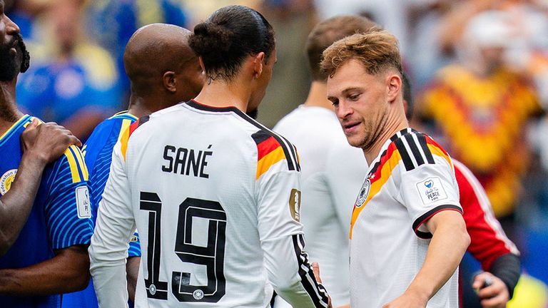 DFB-Kapitän Joshua Kimmich (r.) klatscht nach dem WM-Auftakt gegen Curacao mit Teamkollege Leroy Sane ab.