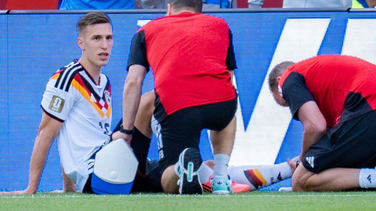 Nico Schlotterbeck verletzte sich gegen die Elfenbeinküste früh. 