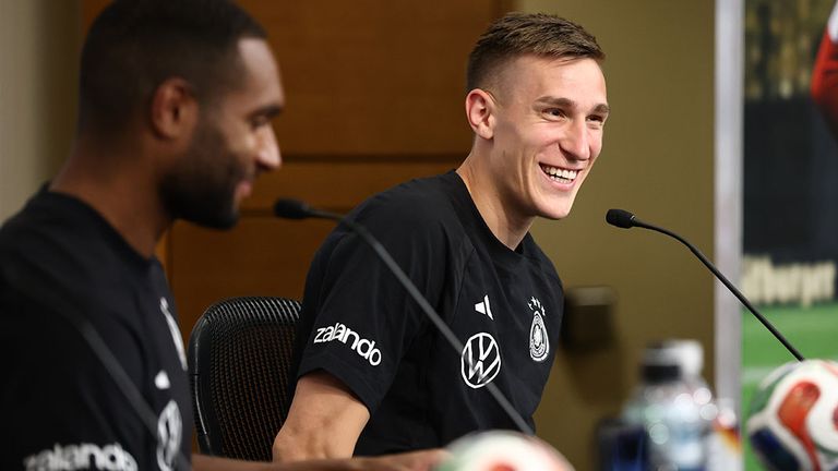 Nico Schlotterbeck (r.) und Jonathan Tah haben auf der DFB-Pressekonferenz eine gute Zeit.