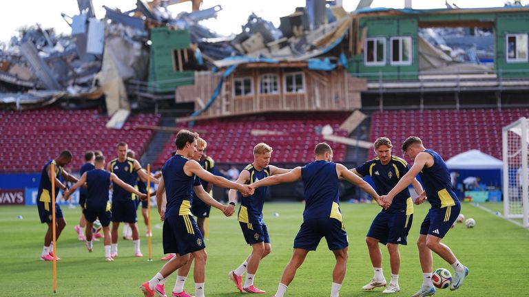 Im schwedischen ist eine Tribüne gesprengt worden.
