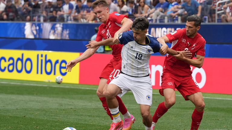 Die Schweiz setzt sich deutlich mit 3:0 gegen Bosnien-Herzegowina durch. 
