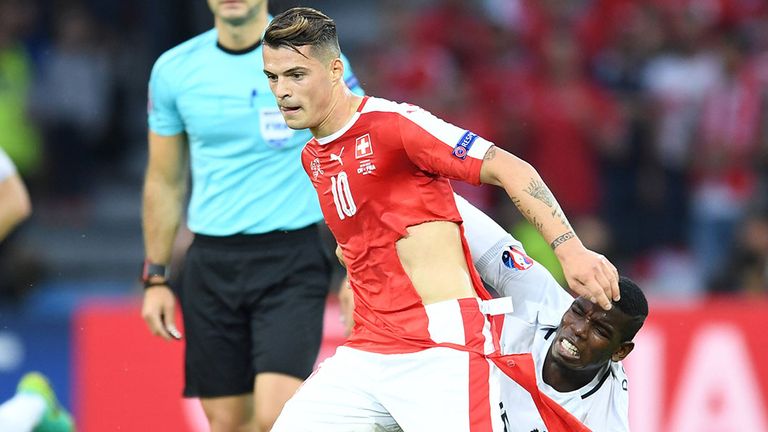 Bei der EM 2016 hatte die Schweiz mit mangelnder Trikot-Haltbarkeit zu kämpfen. Hier war das Jersey von Granit Xhaka (l.) gerissen.