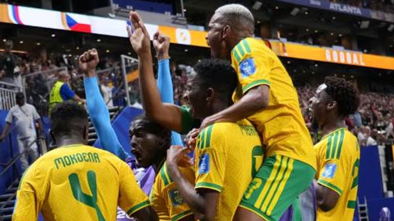Südafrika jubelt nach ihrem Siegtreffer im Gruppenspiel  gegen Südkorea.