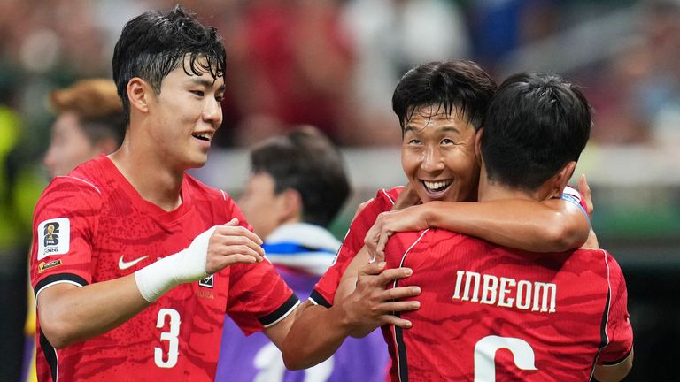 Südkorea um Kapitän Heung-Min Son feiern den Ausgleich gegen Tschechien.