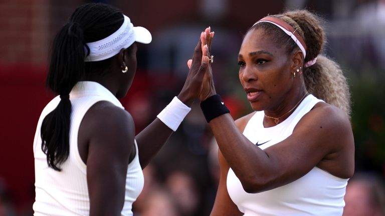 Serena Williams (r.) kehrt mit einem Sieg im Doppel auf die WTA-Tour zurück. 