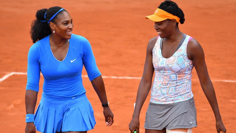 Gemeinsame Doppels sind schon länger her: Hier Serena (l.) und Schwester Venus Williams bei den French Open 2016.