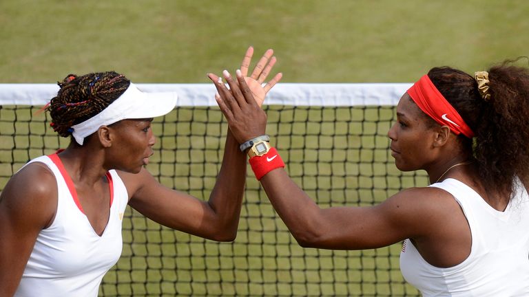 Gemeinsame Doppels sind schon länger her: Hier Serena (r.) und Schwester Venus Williams (l.) in Wimbledon 2012.