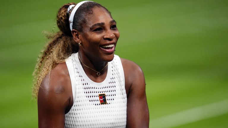 Serena Williams kann bei ihrem Comeback in Wimbledon zwar nicht siegen dafür aber viel von ihren bekannten Qualitäten darbieten.