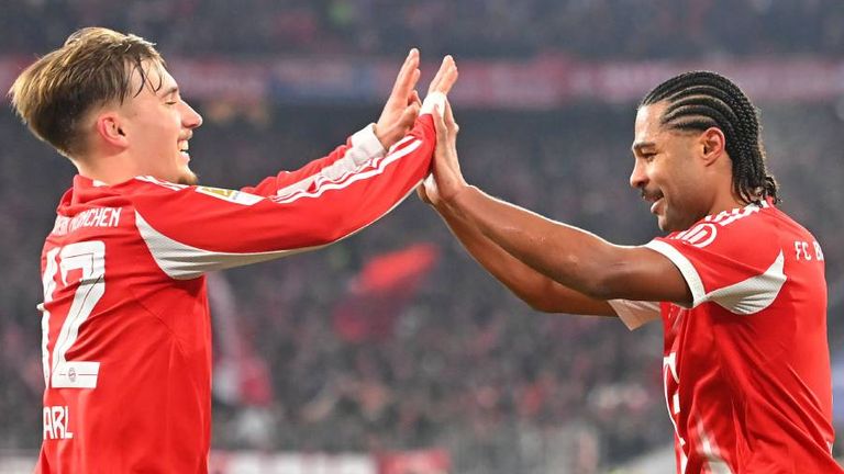Lennart Karl (l.) und Serge Gnabry (r.) feiern nach einem Tor.
