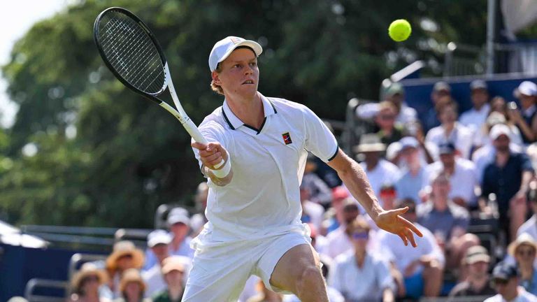 Jannik Sinner besiegt im Hurlingham Club den Briten Cameron Norrie.