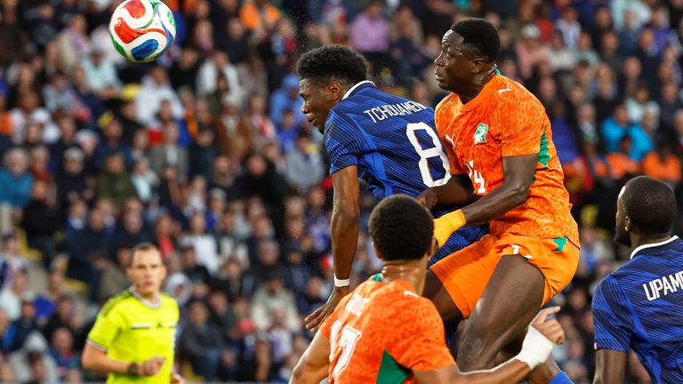 Aurelien Tchouameni (l.) und Frankreich verlieren den WM-Test gegen den deutschen Gruppengegner Elfenbeinküste.